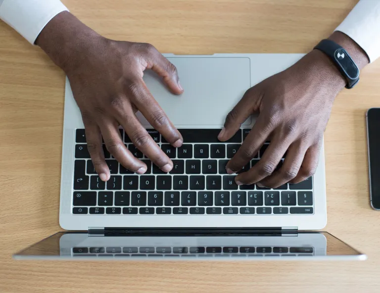 Homem lendo os e-mails no computador