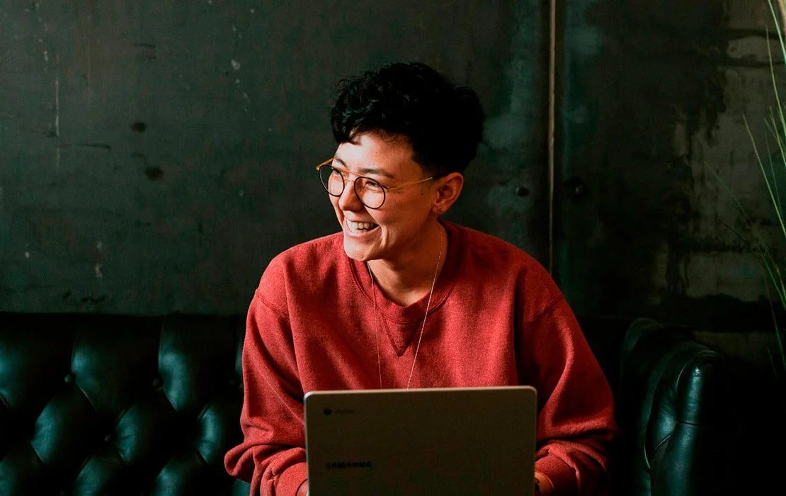 Jovem corrindo no escritório enquanto trabalha